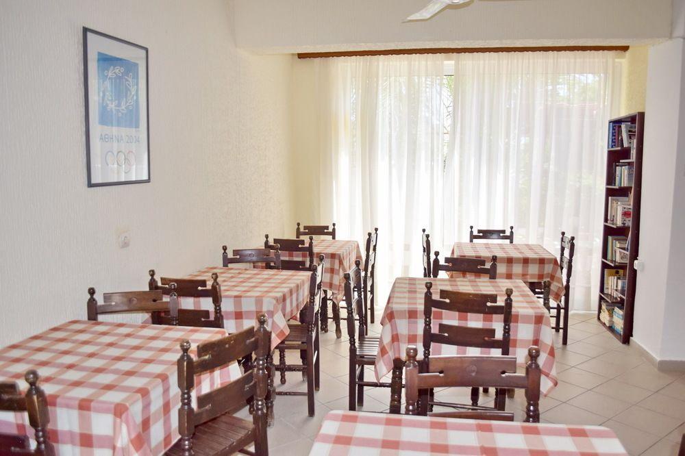 Hotel Karyatides Agia Marina  Zewnętrze zdjęcie