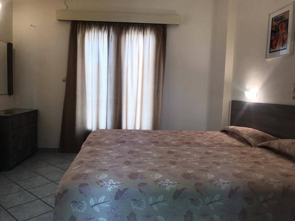 Hotel Karyatides Agia Marina  Zewnętrze zdjęcie