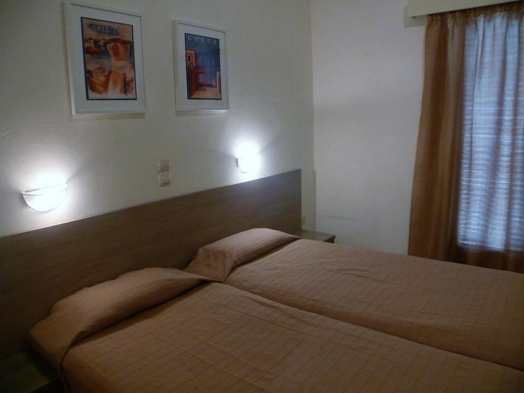 Hotel Karyatides Agia Marina  Zewnętrze zdjęcie