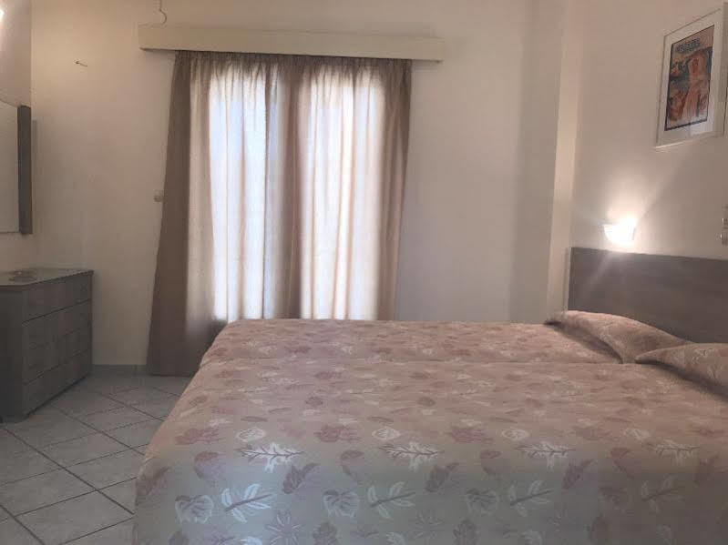 Hotel Karyatides Agia Marina  Zewnętrze zdjęcie