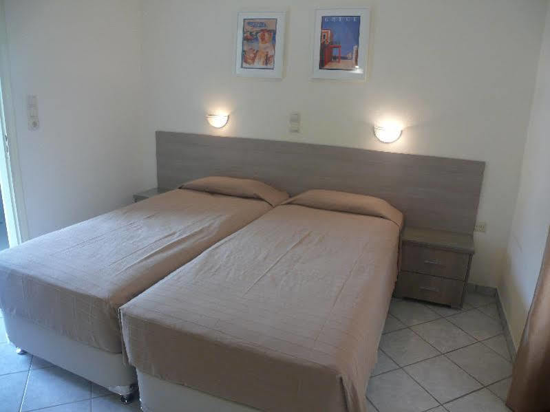 Hotel Karyatides Agia Marina  Zewnętrze zdjęcie