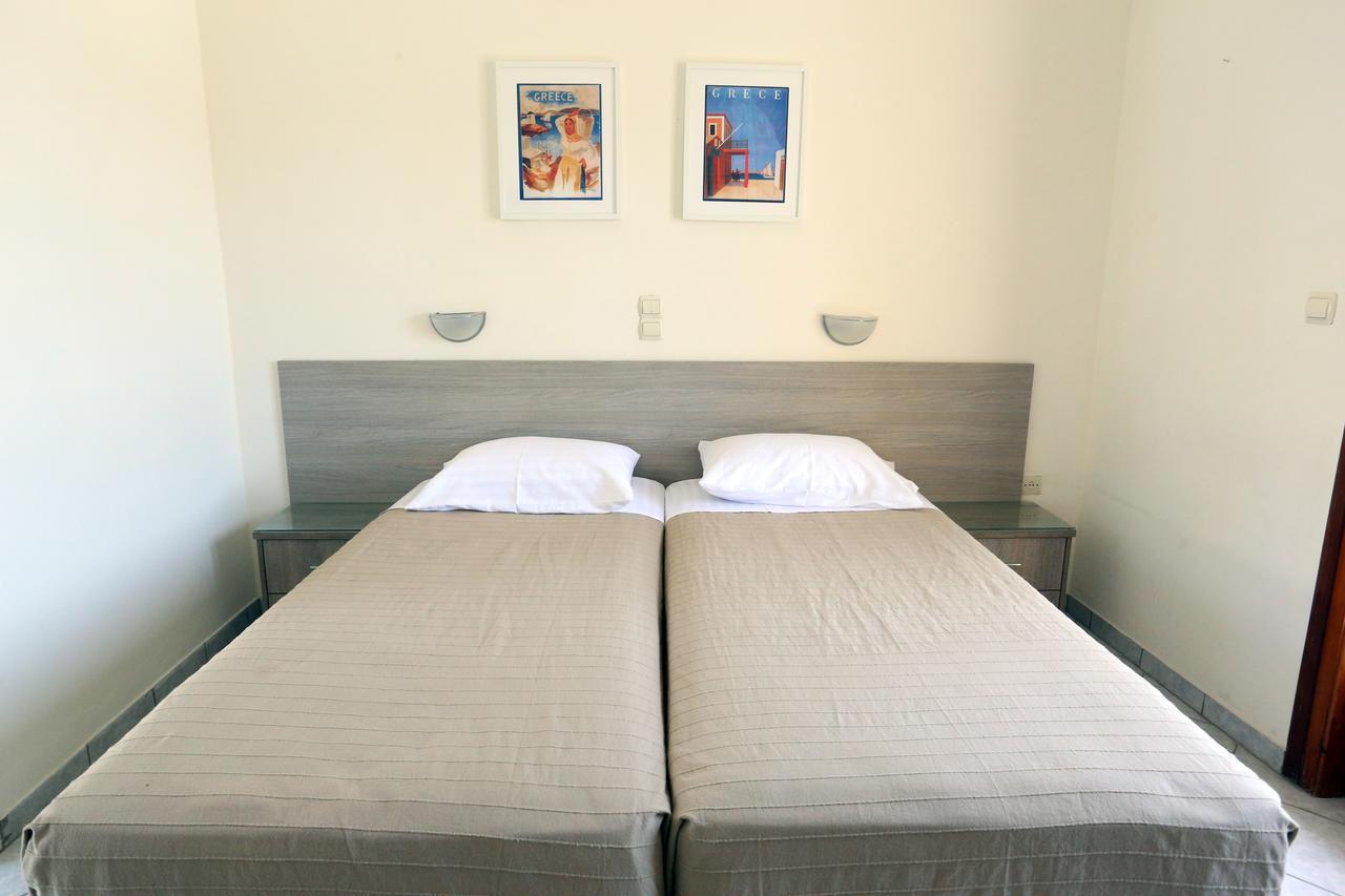 Hotel Karyatides Agia Marina  Zewnętrze zdjęcie