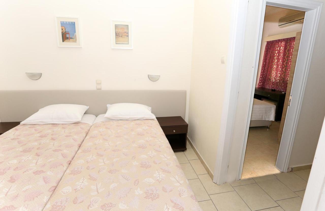 Hotel Karyatides Agia Marina  Zewnętrze zdjęcie