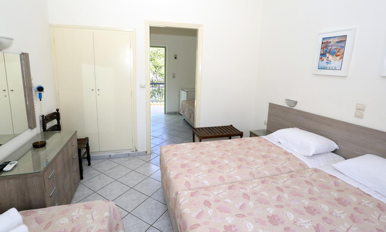 Hotel Karyatides Agia Marina  Zewnętrze zdjęcie