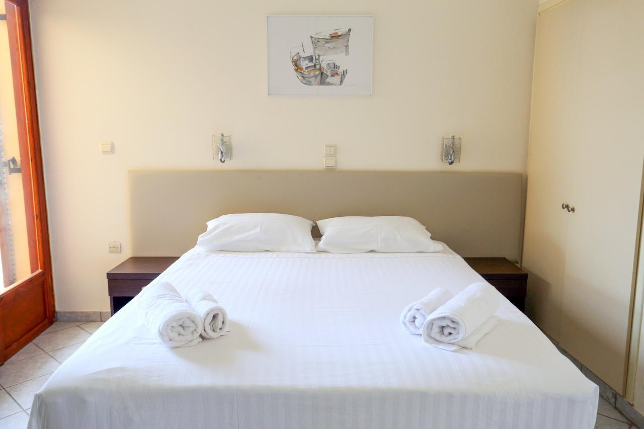 Hotel Karyatides Agia Marina  Zewnętrze zdjęcie