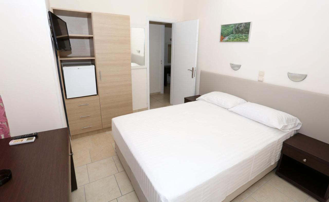 Hotel Karyatides Agia Marina  Zewnętrze zdjęcie