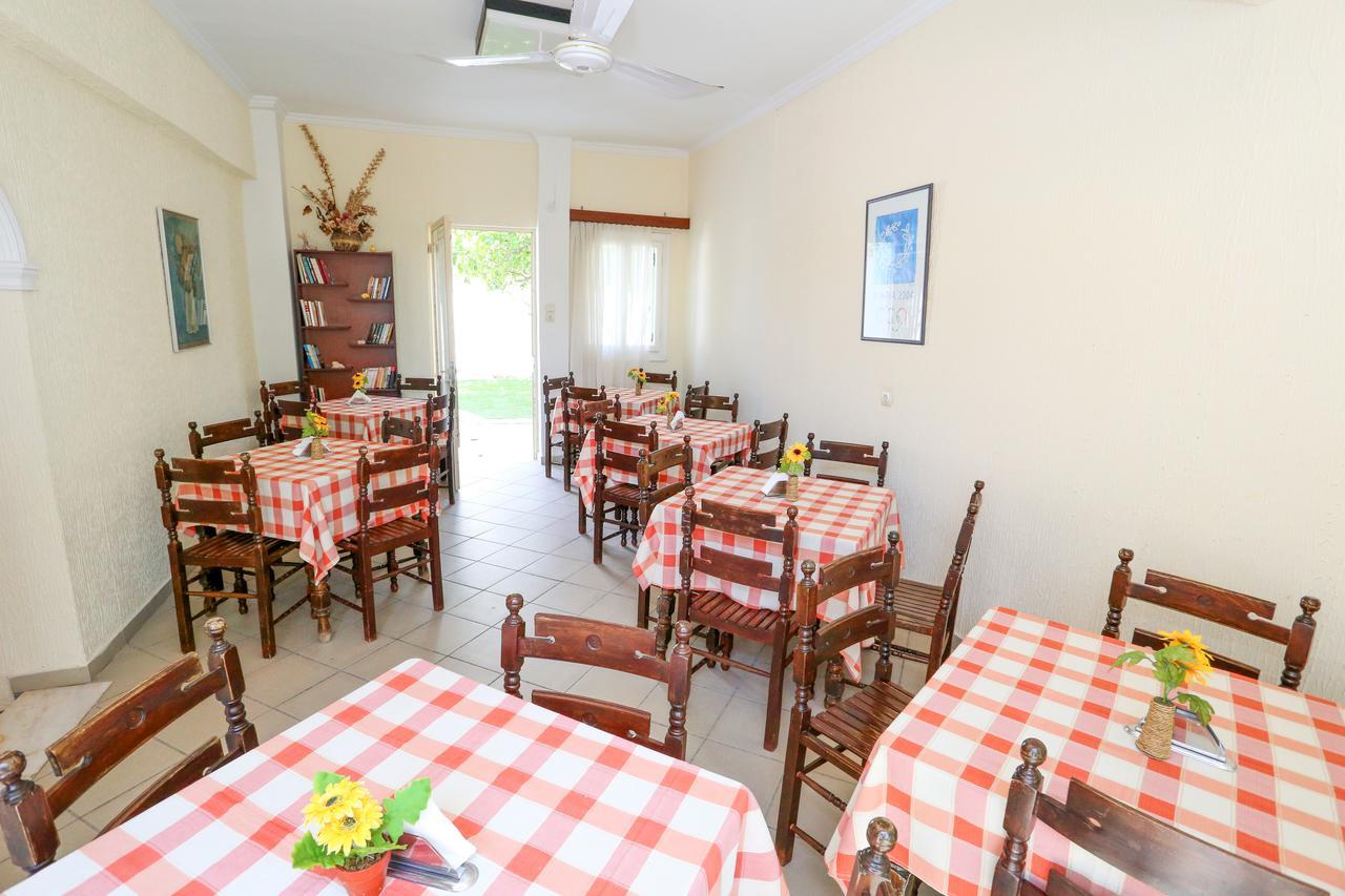 Hotel Karyatides Agia Marina  Zewnętrze zdjęcie