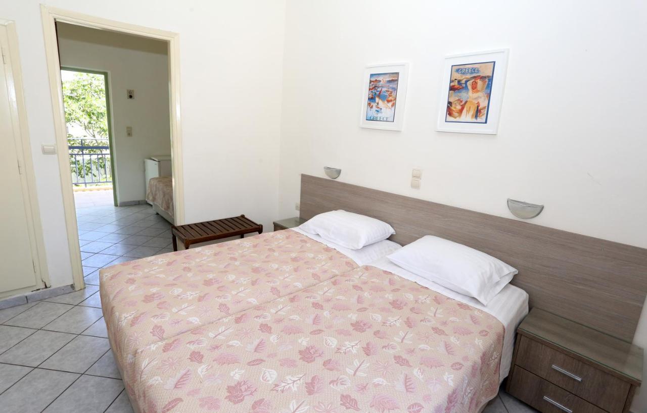 Hotel Karyatides Agia Marina  Zewnętrze zdjęcie