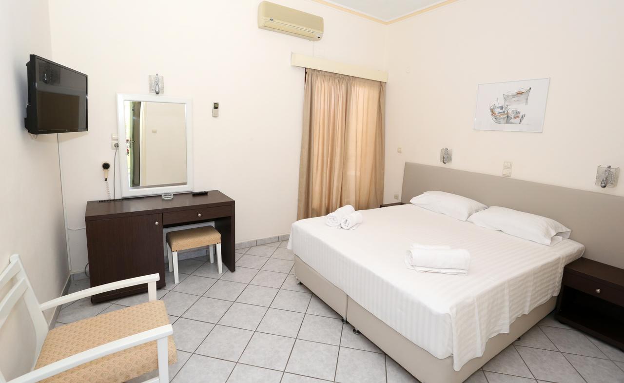 Hotel Karyatides Agia Marina  Zewnętrze zdjęcie