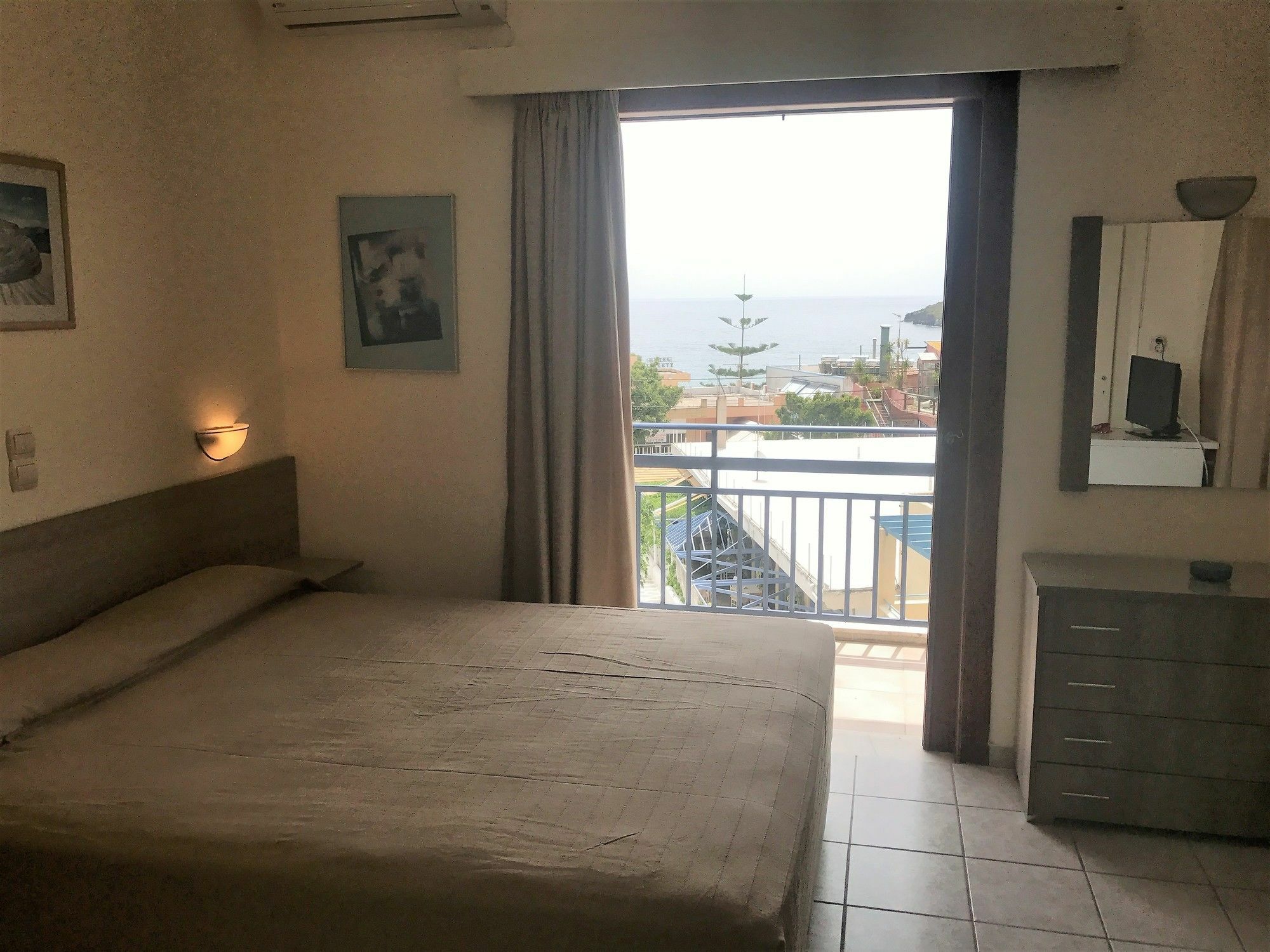 Hotel Karyatides Agia Marina  Zewnętrze zdjęcie