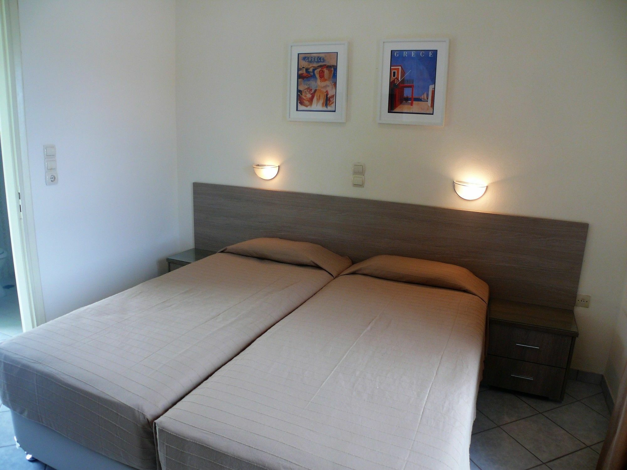 Hotel Karyatides Agia Marina  Zewnętrze zdjęcie