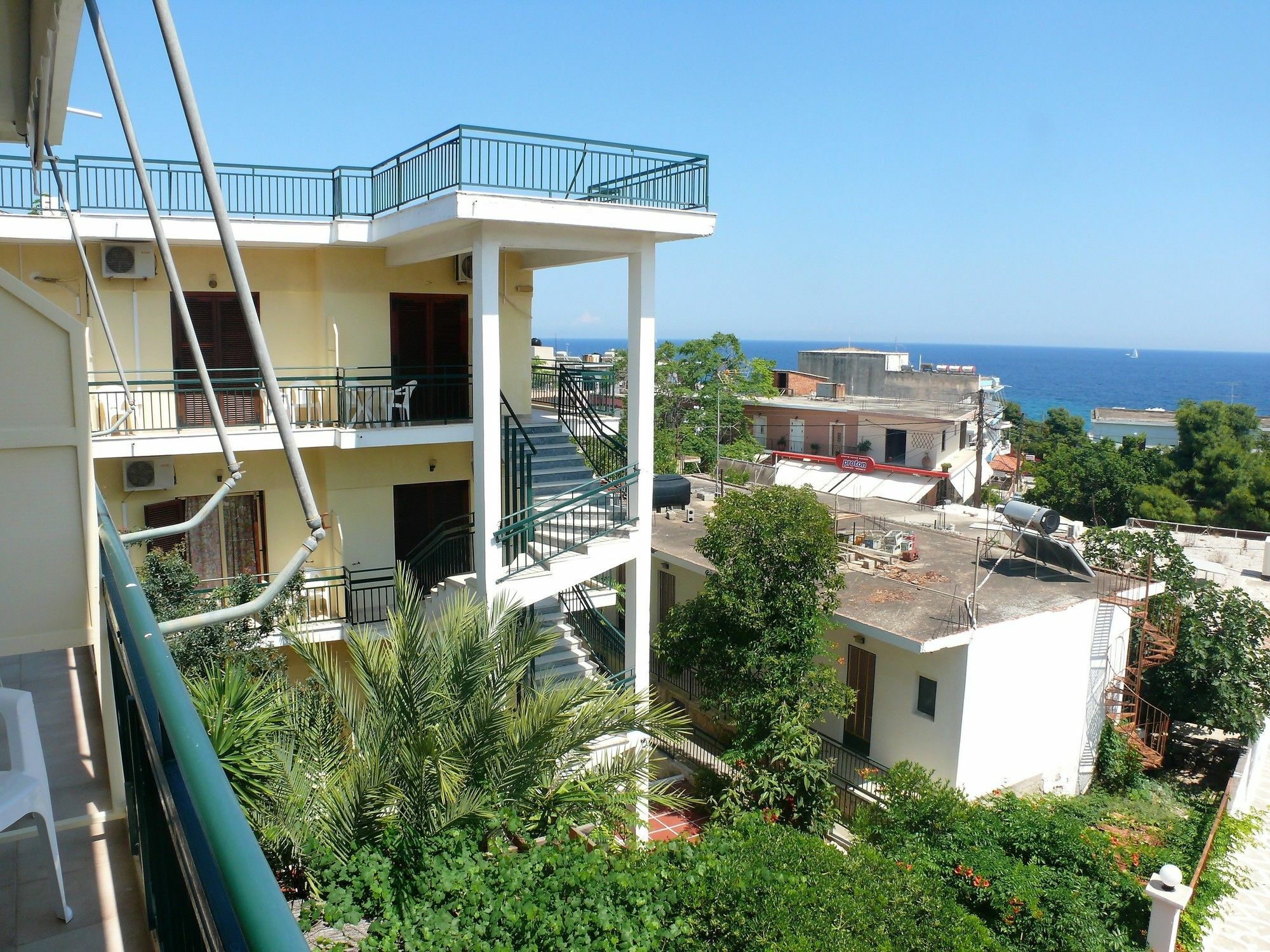Hotel Karyatides Agia Marina  Zewnętrze zdjęcie