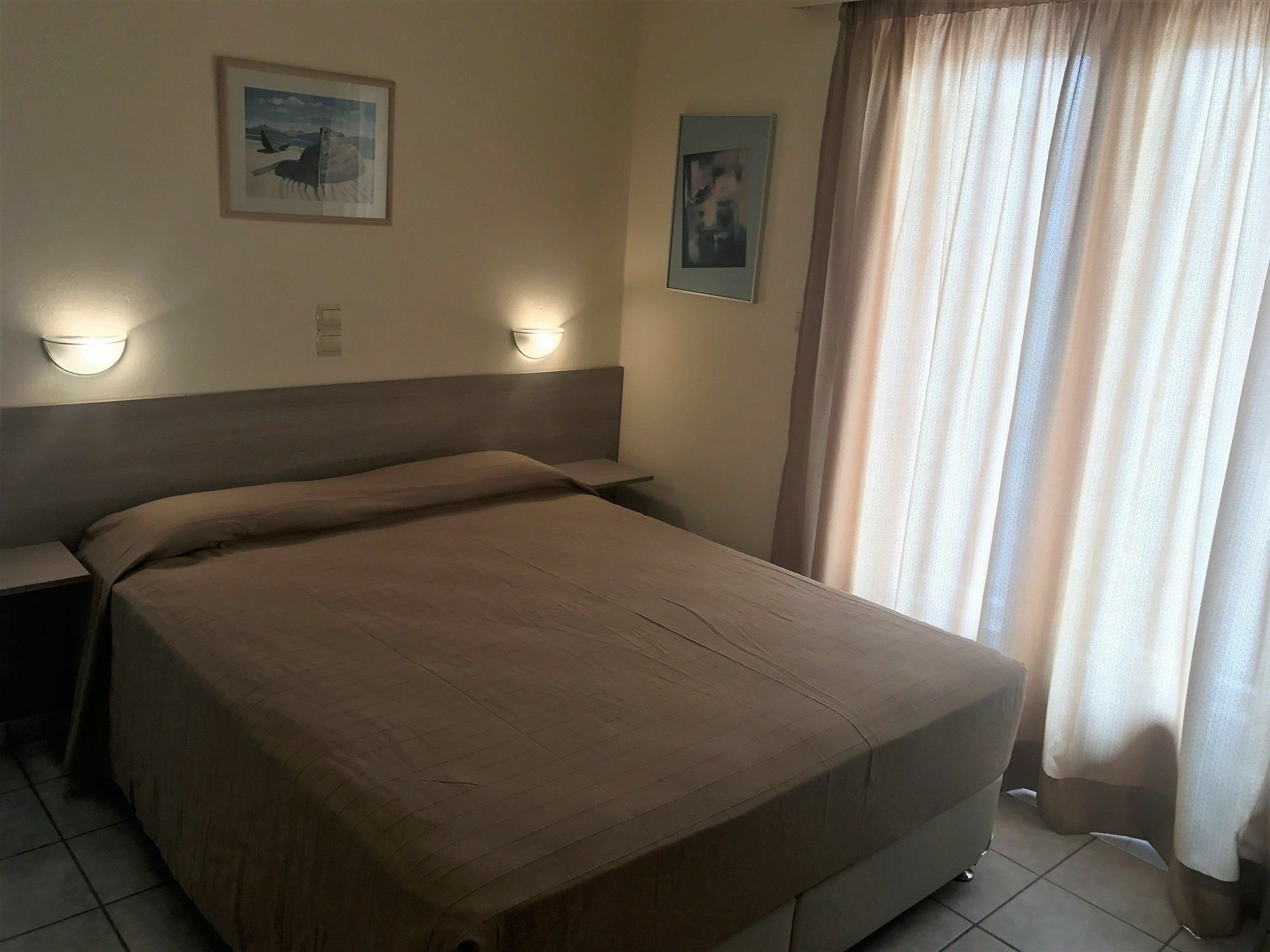 Hotel Karyatides Agia Marina  Zewnętrze zdjęcie