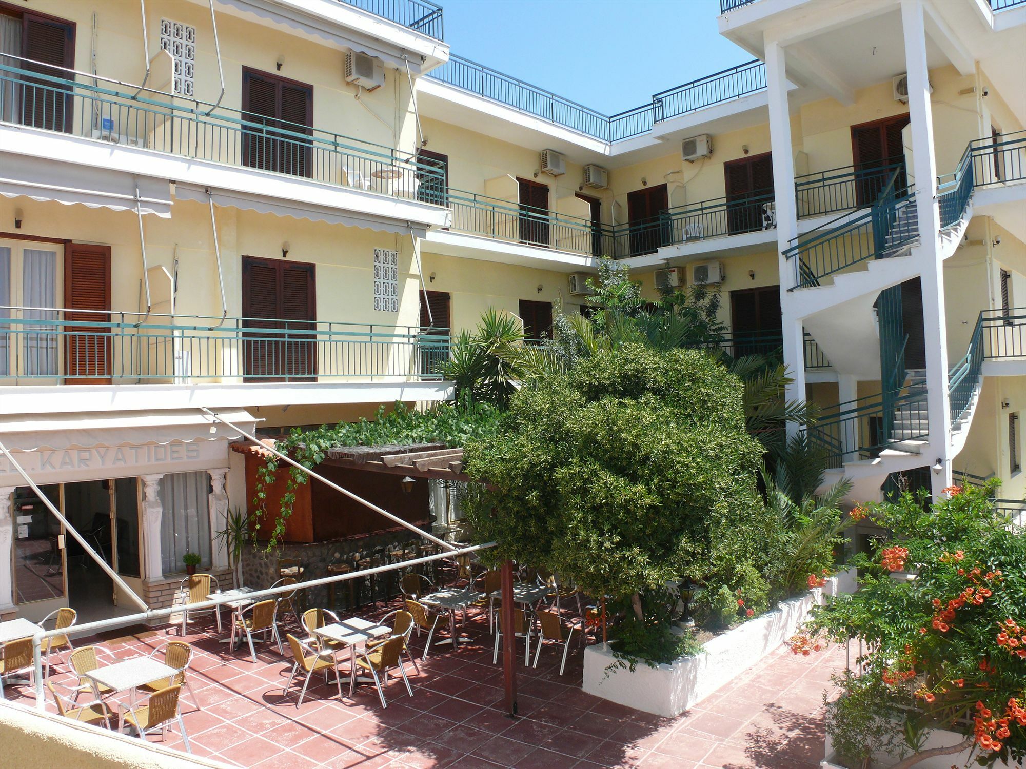 Hotel Karyatides Agia Marina  Zewnętrze zdjęcie